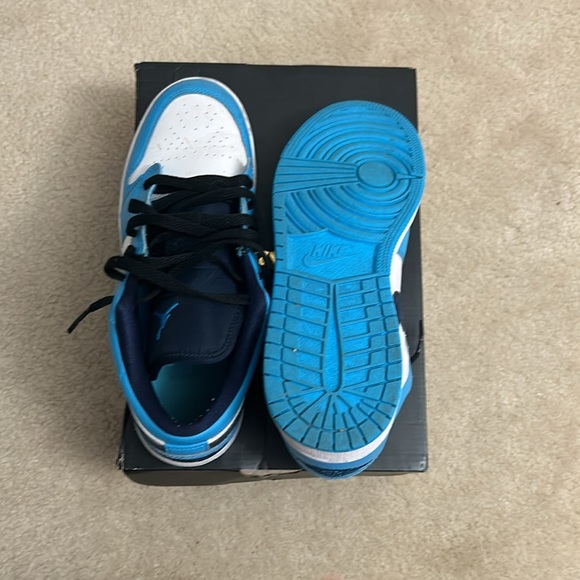Jordan 1 low unc blue, like new condition - Picture 2 of 4